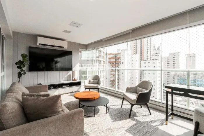 Alto da Lapa, 235m²- 4 suítes, 4 vagas.