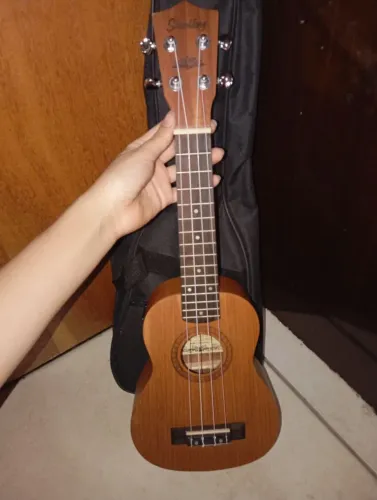 Ukulele Soprano De Madeira + Capa + Palhetas de brinde