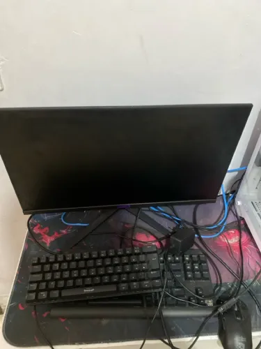 pc gamer além com a tela quebrada