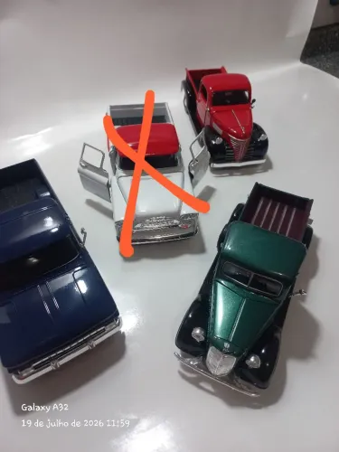 3 caminhonetes colecionaveis 1/24 
