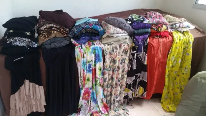 Repasso 900 peças de roupas-sapatos-e bolsas para bazar