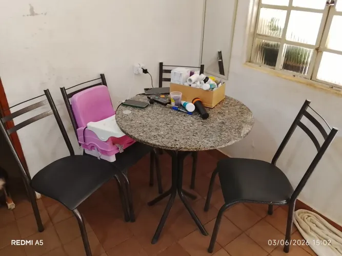 Mesa com 4 cadeiras 