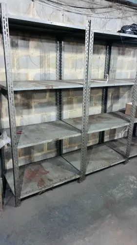 Vendo estantes de aço usadas em bom estado
