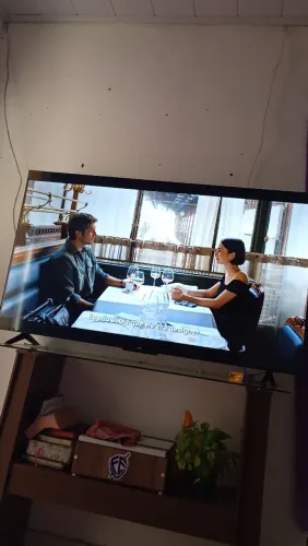 Vende se uma tv 55 polegadas seminovos só 6mezes de uso 4k com comando de voz pretfeita