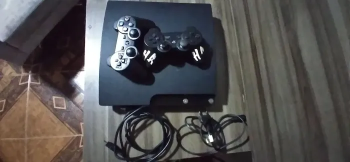 Vendo ps3 slim em excelente estado com 2 controles +cabos (apenas venda)