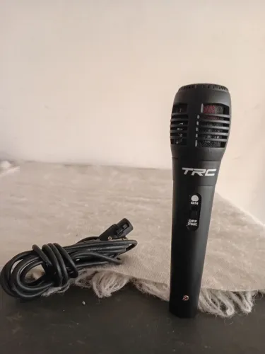 microfone dinâmico com fio da marca TRC.
