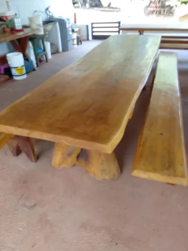 Mesa rústica de peroba