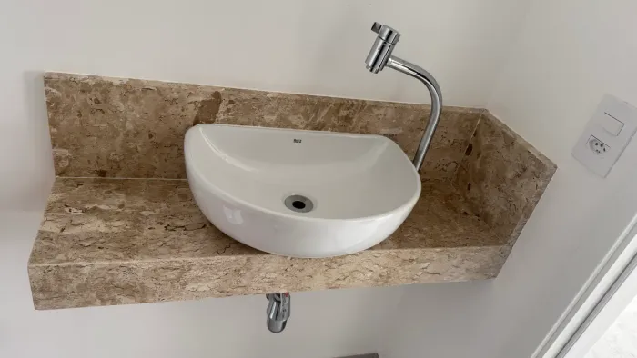 PIA LAVABO COM CUBA E TORNEIRA EM MÁRMORE TRAVERTINO 0,90x0,25