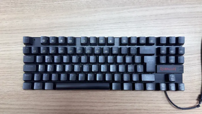Teclado Mecânico Redragon Kumara Vermelho switch Brown sem carcaça