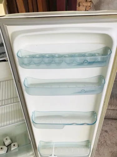 Vendo geladeira e conjunto de sofá 2 e 3 lugares, preço bom