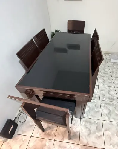 Mesa de madeira com 6 cadeiras