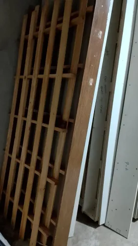 panel de TV,móveis e beliche com colchões pra retirada