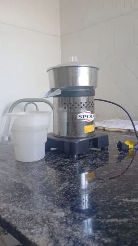 Espremedor de frutas bivolt e panela de pressão
