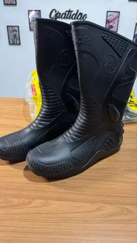 Esta é uma bota de chuva para motociclista impermeável da marca Bracol, modelo Motosafe.