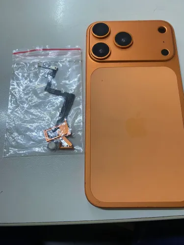 Carcaça para transformar iphone 11 em 17 pro laranja.