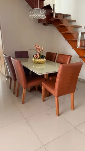 Mesa de jantar retangular com seis cadeiras