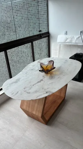 Mesa Orgânica Mármore Calacata 160x100cm base Madeira