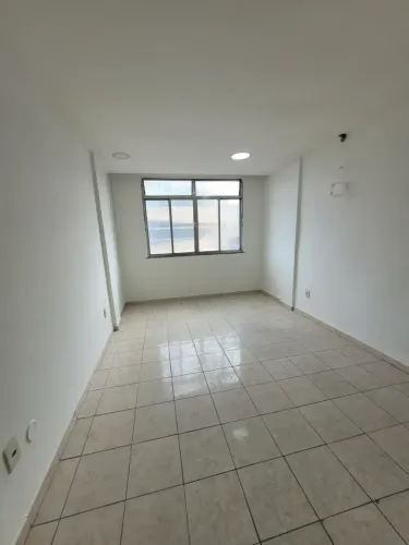 Sala com banheiro para locação, com 20 m², em Rocha Miranda - Rua dos Topázios