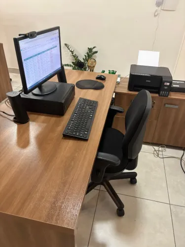 Mesa de escritório em L com armário