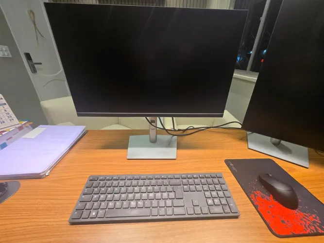 Vendo computador seminovo com 2 monitores de 23" processador Intel core i7 marca Dell