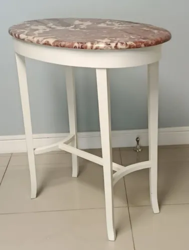 Mesa lateral branca e tampo Rosa Valência