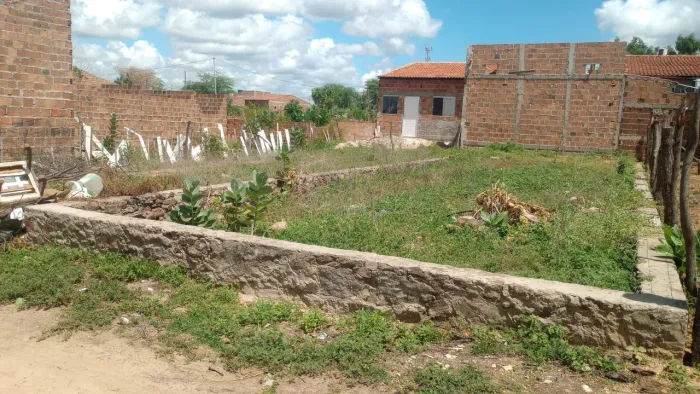VENDE-SE TERRENO COM ALICERCE - ÓTIMA OPORTUNIDADE ?