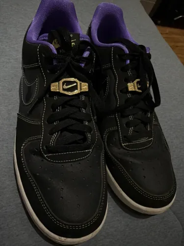 Nike preto com detalhe roxo (Air Force 1 custom/edição)