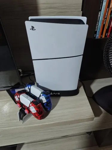 PS5 Slim Digital 1TB na Caixa + Acessórios