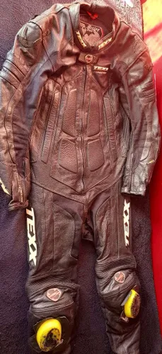 Macacão, bota e protetor de coluna esportivo. 