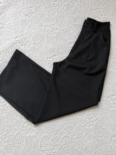 Pantalona Preta, tipo alfaiataria. TAM P ou PP