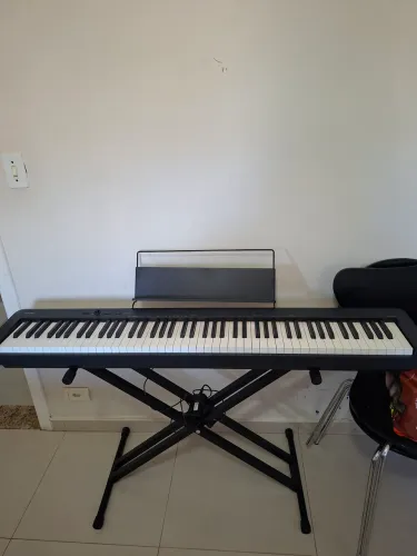 Piano Digital CASSIO CDP-S 160, com apoio partituras e suporte para piano.  CONSERVADO!