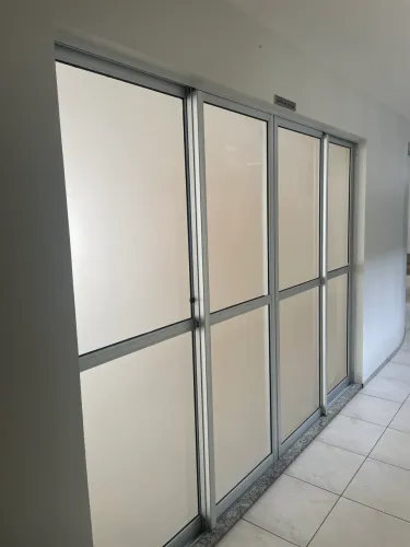 Porta de vidro de correr 4 folhas 2 fixar 90 centímetros cada folha 2,10 com as caixas