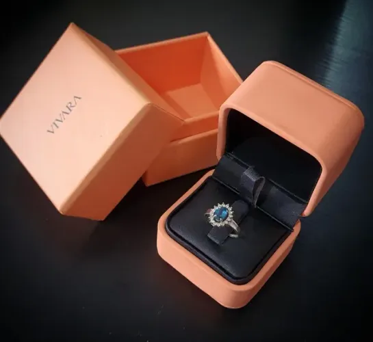 ANEL VIVARA Anel Kate em Ouro Branco 18k com Topázio London e Safiras