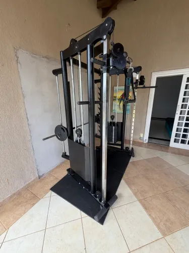 Vendo estação de musculação em excelente estado .