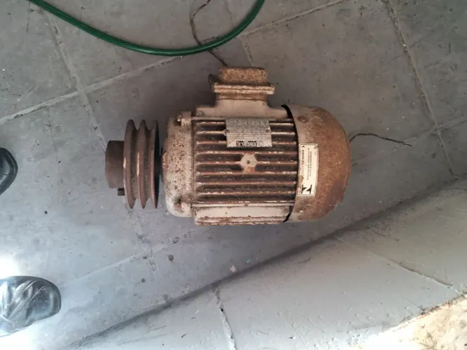 Vendo  dois motores  de 5 e 7 hp.