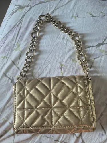 Bolsa Zara com corrente dourada