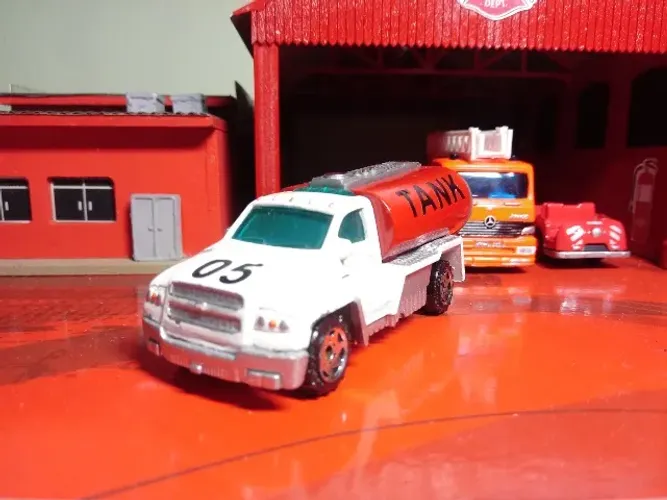 LOTE 05 CAMINHÕES TANQUE - ESCALA 1/64 MATCHBOX / MAISTO.