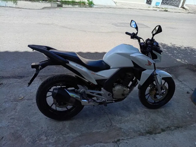Moto Twister bem conservada, toda quitada, sem multas, revisada e no ponto de usar