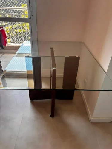 Mesa de vidro com pés de madeira 