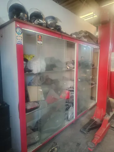 Vitrine com portas de vidros