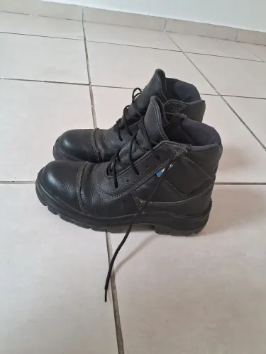 Bota semi nova para trabalhar 