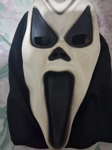 Máscara de fantasma branca com capuz preto