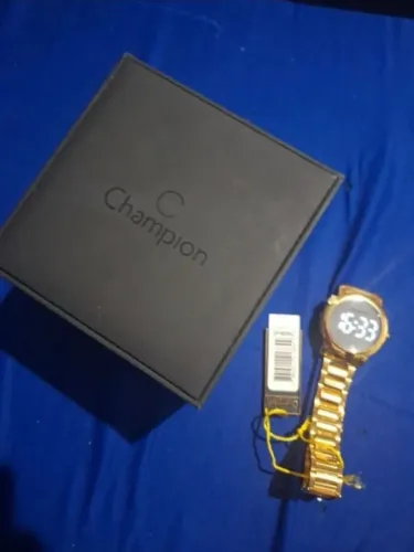 Relógio feminino Champion Led Digital Dourado, um modelo com caixa redonda, visor escuro