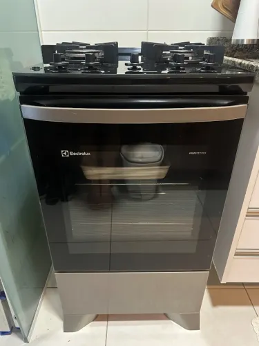Fogão 4 bocas Electrolux Prata Efficient com mesa de vidro, tripla chama e vapor bake.
