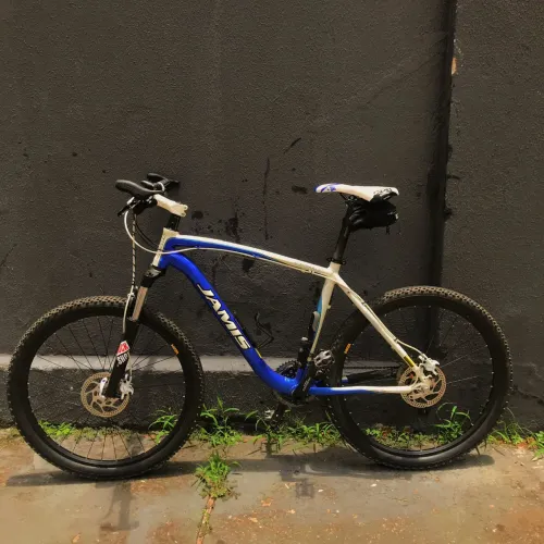 Bicicleta Jamis Grupo Deore 30v Rock Shox