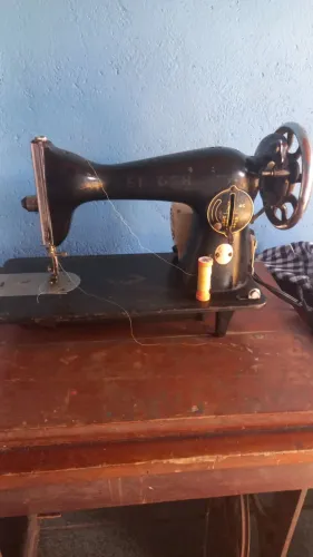 Máquina de costura singer