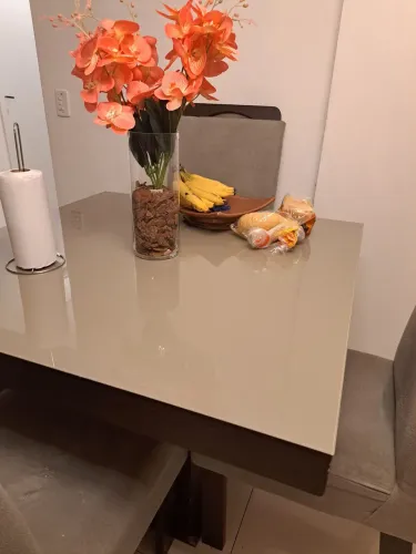 Mesa com tampa de vidro e 4 cadeiras 