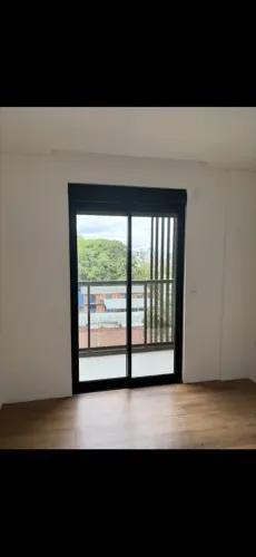 Porta de correr em alumínio preto, com vidro e persiana integrada/motorizada.