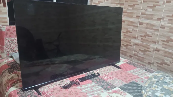 TV Philips 50" 4K liga normal ( Som/Wi-fi ok) - tela com defeito - R$ 450