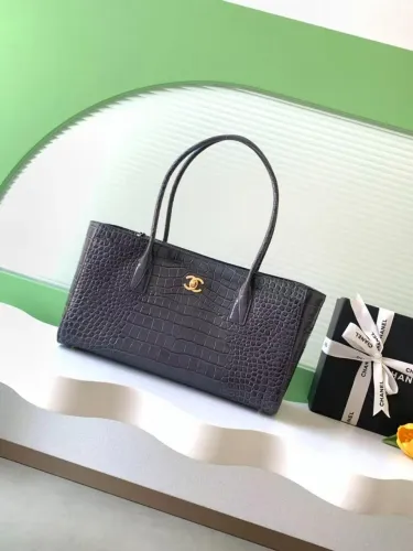 Bolsa Chanel Crocodile Embossed Shopping Tote